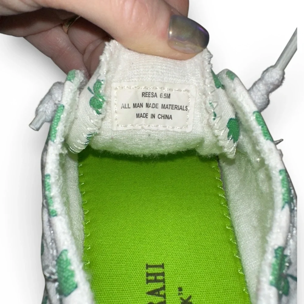 Isaac Mizrahi Women’s White Canvas Sneakers with‎ Green Clover Design size 6.5